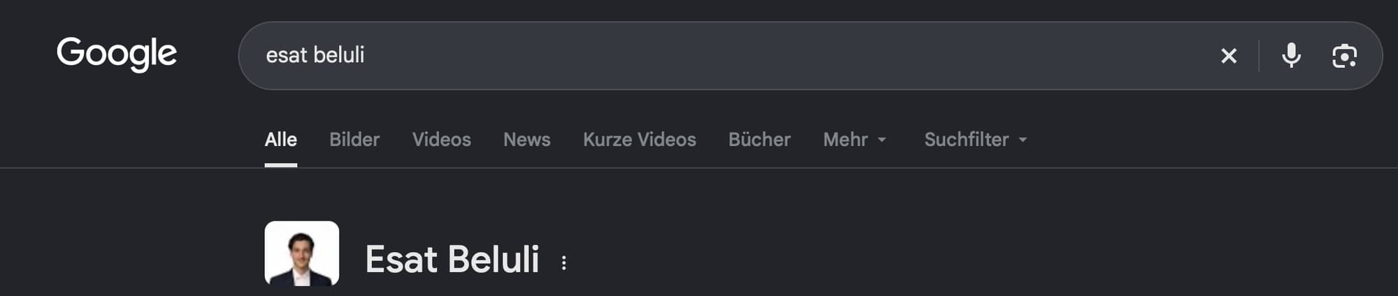 Google-Suche nach Esat Beluli in dunkler Ansicht: Wissenspanel mit Foto und Name